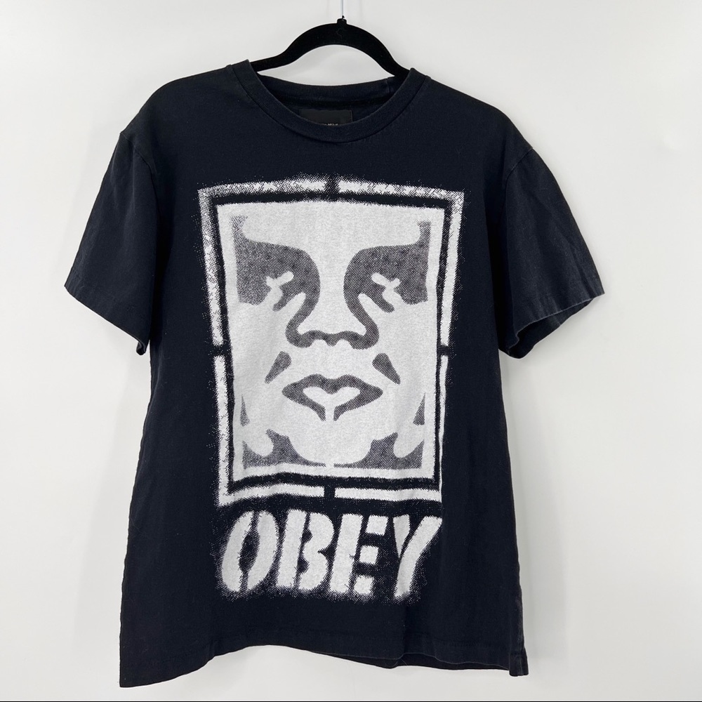 𝅺OBEY Premium “Giant” black tee size M